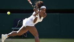 Tký return. Serena Williamsová v zápase proti Azarenkové.