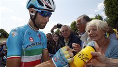 Ital Vincenzo Nibali rozdává podpisy před startem 6. etapy.