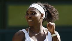 Serena Williamsová se raduje z postupu do finále Wimbledonu.