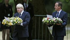 Premiér David Cameron (vpravo) a londýnský starosta Boris Johnson jet ped...