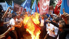 Demonstranti před čínským konzulátem v Instanbulu pálí vlajku Čínské lidové... | na serveru Lidovky.cz | aktuální zprávy