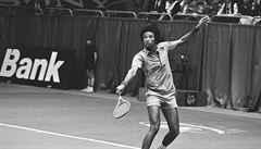 Arthur Ashe na turnaji v Rotterdamu v roce 1975. V tomto roce ovládl i...