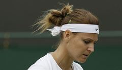 Lucie afáová na tráv válí.