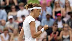 Jedno z mála vítězných gest Lucie Šafářová v osmifinále Wimbledonu.