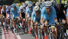 Loský vítz Tour de France Vincenzo Nibali (uprosted s italskou vlajkou na...