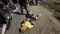 Hromadný pád bhem tetí etapy semlel i ve lutém jedoucího Fabiena Cancellaru.