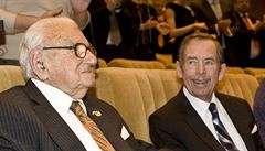 Nicholas Winton a Václav Havel na premiée Mináova filmu Nickyho rodina.