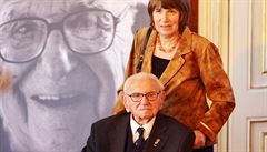 Nicholas Winton pi slavnostním pedání ádu bílého lva 28. íjna 2014.