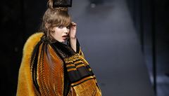 Z pehlídky Jeana Paula Gaultiera vnované vysoké krejovin na fashion weeku v...