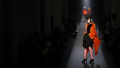Z pehlídky Jeana Paula Gaultiera vnované vysoké krejovin na fashion weeku v...