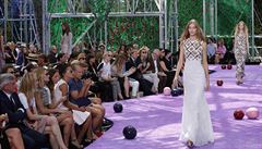 Z pehlídky znaky Dior  vnované vysoké krejovin na fashion weeku v Paíi.