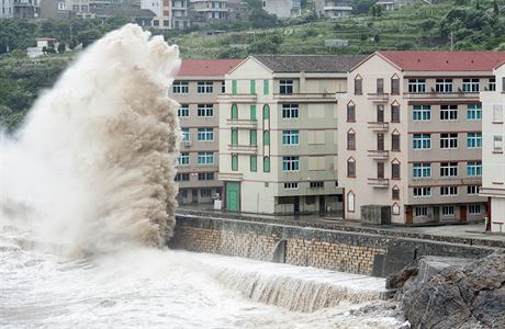 Vlna vyvolaná supertajfunem Chan-hom naráí na pobeí ve východní ín