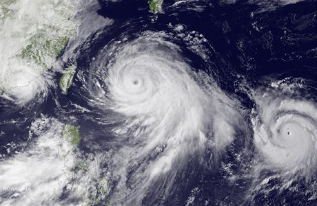 Satelitn snmek supertajfunu mezi Japonskem, Filipnami, Tchajwanem a nou
