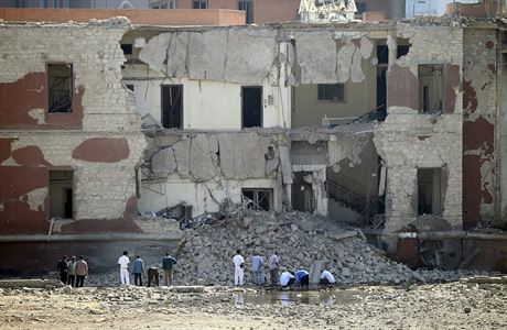 Egyptsk bezpenostn jednotky zkoumaj pokozenou budovu italskho konzultu