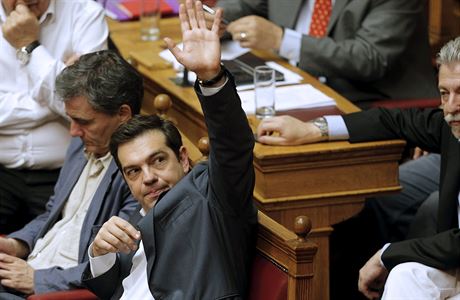 eck premir Tsipras hlasoval pro podmnky eurozny.