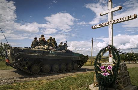 Separisté hlídají místo havárie MH17 u vesniky Hrabove.