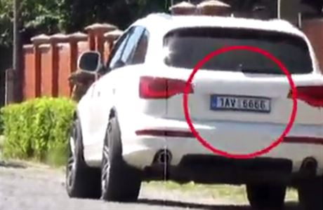 Ukraden esk auto u pestelky s radikly na Ukrajin.