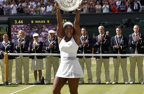 Serena Williamsov pzuje ped fotografy s trofej.