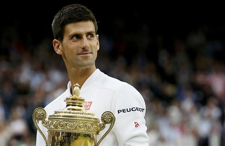 Novak Djokovi s trofejí pro vítze Wimbledonu.