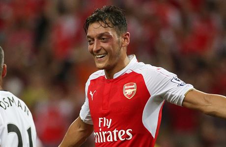 Mesut zil oslavuje vstelenou branku v utkn s Evertonem.