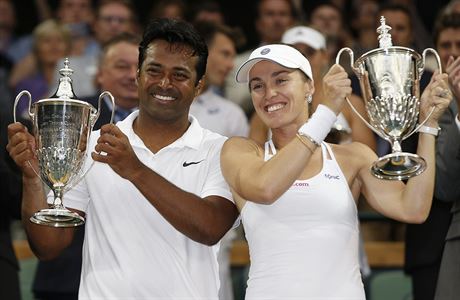 Martina Hingisová a Leander Paes po vítzství ve Wimbledonu.