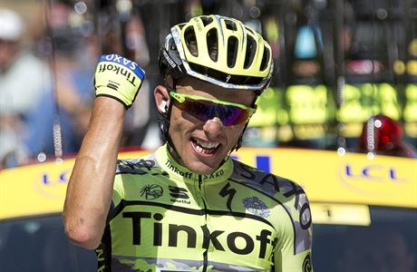 Polák Rafal Majka slaví vítzství v 11. etap Tour de France.
