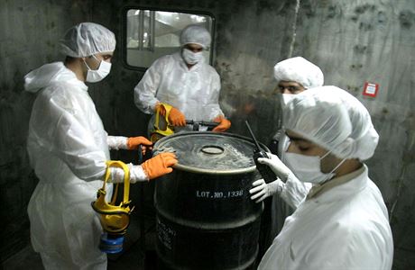 Írántí vdci ve výzkumné místnosti jaderného zaízení (ilustraní snímek).