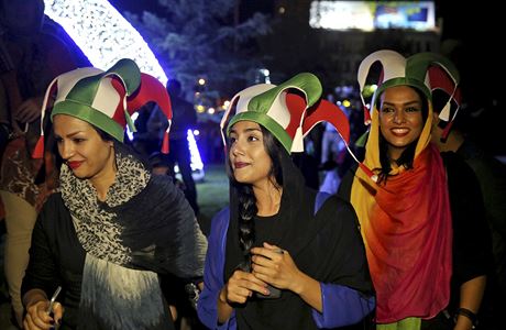 Obyvatelky Teheránu oslavují v ulicích msta uzavení dohody o íránském...
