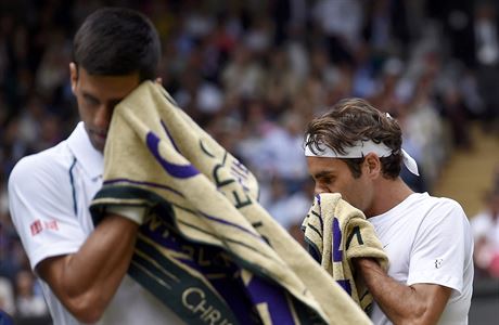 Novak Djokovi a Roger Federer pedvedli dal chvatnou bitvu.