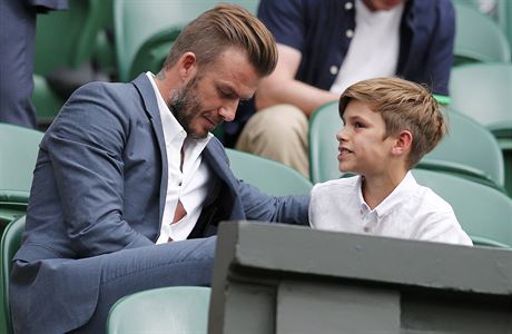 David Beckham na Wimbledonu. Po lev ruce sed jeho syn Romeo.