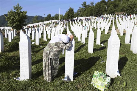 ena pláe u hrobu v pamtním centru pipomínající masakr v Srebrenice