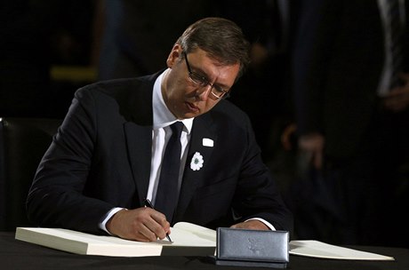 Srbský premiér Aleksandar Vui se zapisuje do kondolenní knihy
