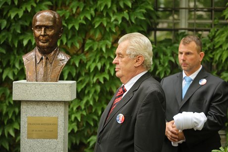 Prezident Milo Zeman odhalil ve Valdtejnské zahrad bustu francouzského...