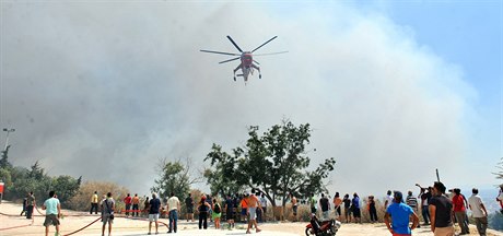 Helikoptéry pomáhají hasit rozsáhlé poáry v ecku.