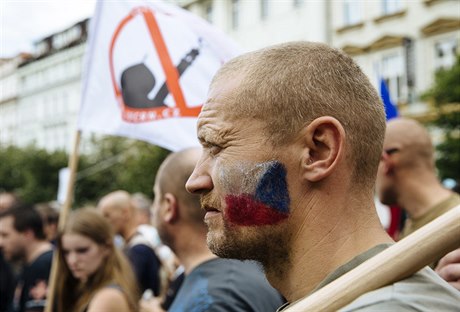 Jeden z úastník demonstrace proti uprchlíkm.