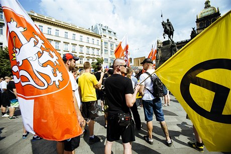 Proti imigrantům na Václavském náměstí demonstrovaly stovky lidí.