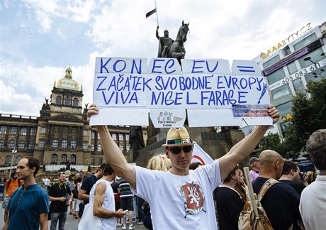Z Václavského námstí se demonstranti vydali smrem k úadu vlády.