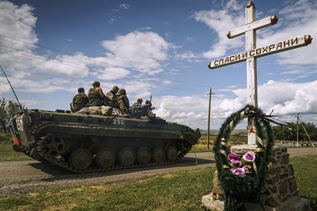 Separisté hlídají místo havárie MH17 u vesniky Hrabove.