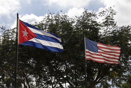 Vlajka USA a Kuby.