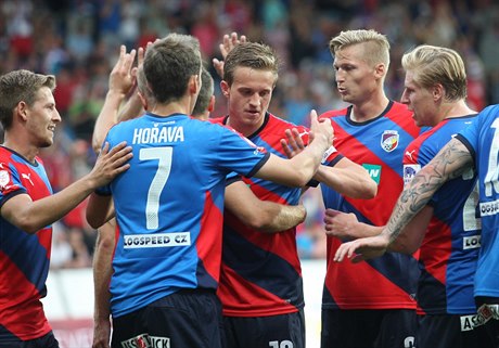 Fotbalisté Plzn oslavují vstelenou branku v utkání proti Liberci.