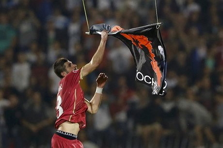 Srbský fotbalista Stefan Mitrovi strhává vlajku tzv. Velké Albánie, kterou...