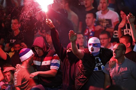 Srbští fanoušci během fotbalového utkání s Albánií.