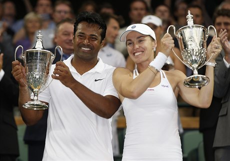 Martina Hingisová a Leander Paes po vítzství ve Wimbledonu.