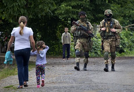 Ukrajintí vojáci na strái v obci Bobovye nedaleko Mukaeva.