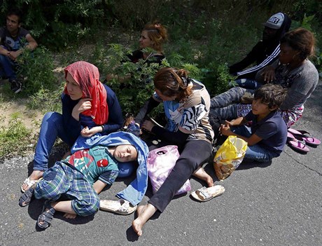 Na cestě do Schengenu. Uprchlíci ze Sýrie odpočívají u maďarsko-srbských hranic...