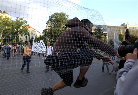 Demonstrace proti výstavb plotu, který má zabránit pílivu ilegálních...