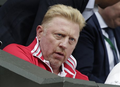 Boris Becker, kou Novaka Djokovie, bedliv sleduje finále Wimbledonu mezi...