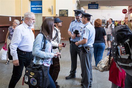 Cizinecká policie monitoruje pohyb uprchlík na nádraí.