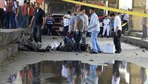 Egyptští vyšetřovatelé u místa výbuchu