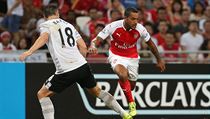 Theo Walcott pechz pes Garetha Barryho.